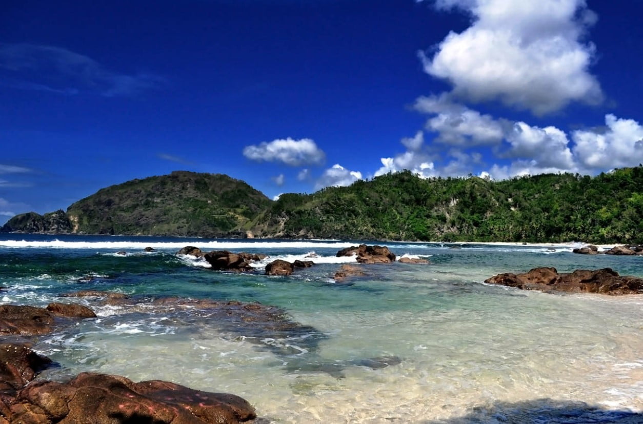 Pesona Pantai Wedi Ombo